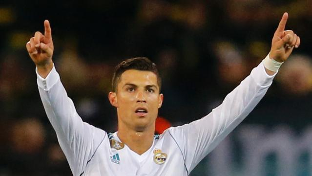 Soccer : l'attaquant du Real Madrid Cristiano Ronaldo reçoit le 5e ... - rds.ca