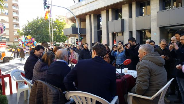 Los entrevistados y directores del programa, ante el público asistente en la feria