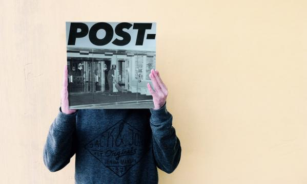 Parte frontal del nuevo trabajo musical llamado Post