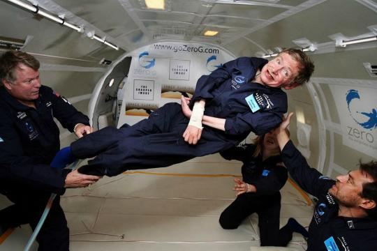 Stephen Hawking experimentando la gravedad cero en 2007