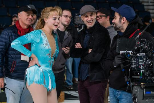 Tonya - il regista insieme agli attori in una pausa