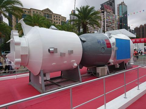 Shenzhou Spacecraft Reentry Module Model in Victoria Park, Hong Kong (Image credit – Ceeseven, Wikimedia Commons)