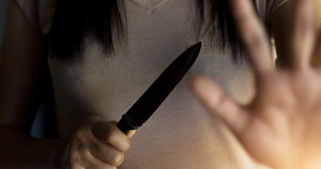 Uccide a coltellate il compagno e lo evira. Poi si consegna alla ... - huffingtonpost.it