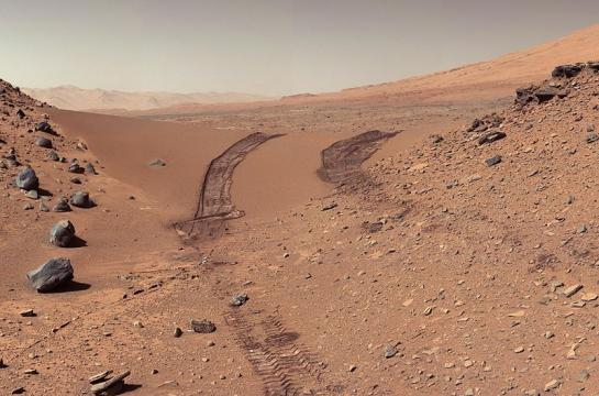 Curiosity's view of a Martian dune after crossing it. [Image source: NASA - Wikimedia Commons]