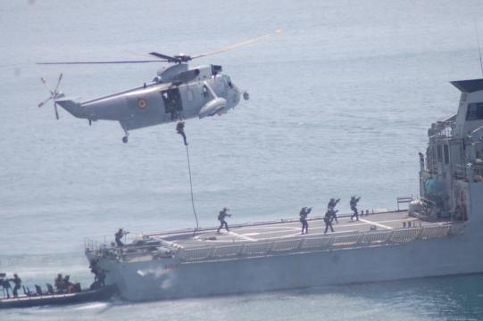 Rescate de rehenes. Efectivos de la FUGNE asaltan un barco secuestrado en un ejercicio de rescate