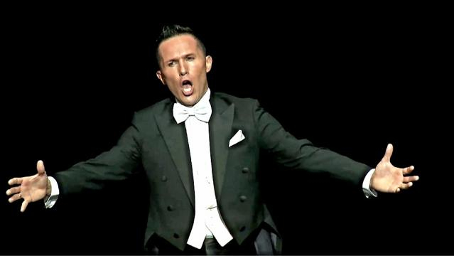 Il tenore Spero Bongiolatti durante un'esibizione del suo tour 2018.