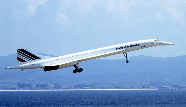 Concorde landing at Kansai International Airport in 1994. - [Image credit – Spaceaero2, Wikimedia Commons]