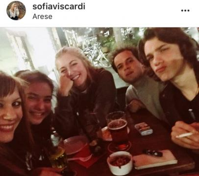 Sofia Viscardi insieme al cast di 