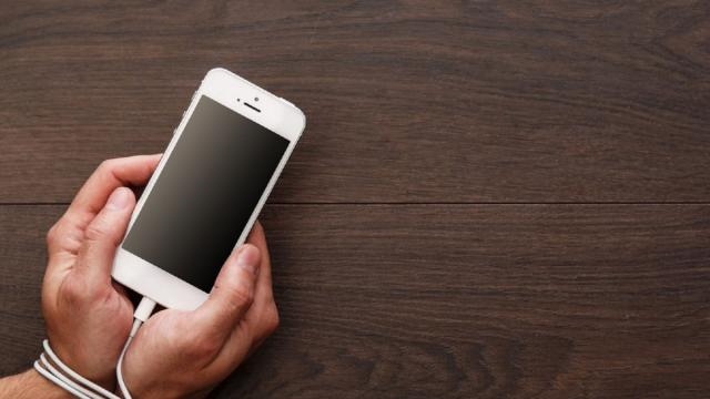 Todos necesitan un aparato móvil para comunicarse (foto: cellphone blog)