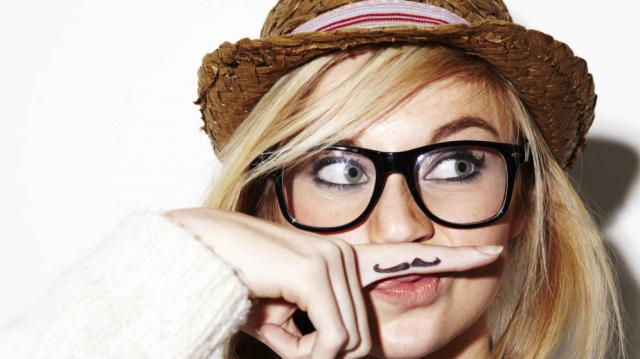 Utilizadas como complemento estético, las gafas denotan distinción e inocencia