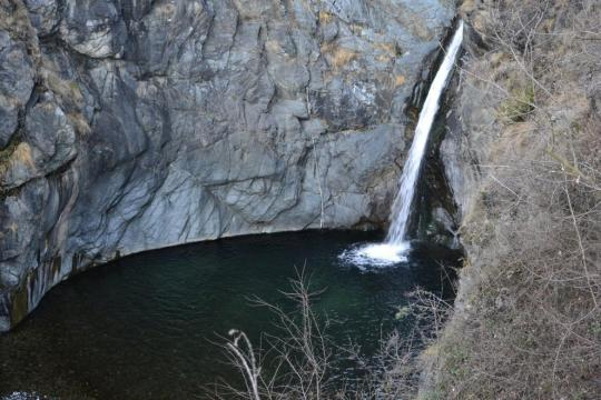 Cade da cascata e muore appena ventenne