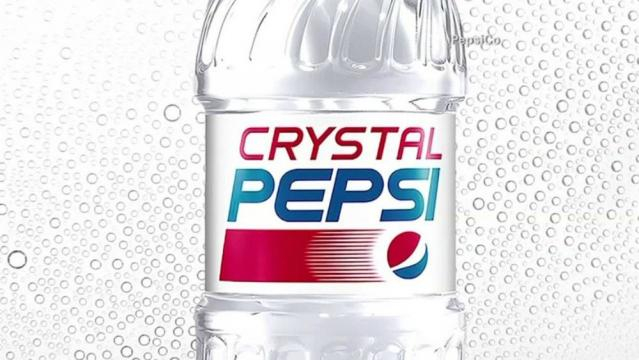 Su eterna competidora Pepsi también se atrevió con su versión Crystal. Sin embargo, no terminó de cuajar