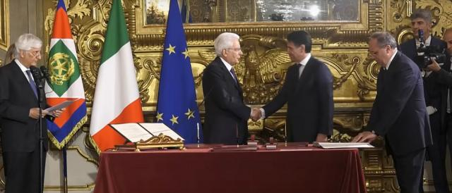Il momento del giuramento del premier Giuseppe Conte