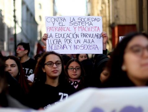 Organizaciones feministas increpan a los miembros de 'La Manada' a la llegada de sus casas