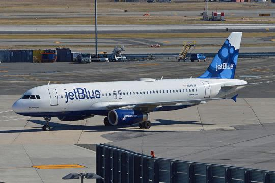 JetBlue Airbus A320-232 Taxiing in at JFK Airport, New York (Image courtesy – Alan Wilson, Wikimedia Commons)