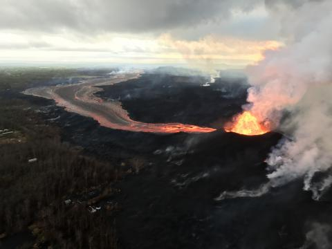 Espectacular erupción de volcán en Hawái