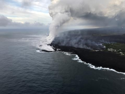 La lava llega al mar en la erupción de Hawái
