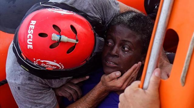 48 horas permanecio la mujer rescatada con vida aferrada a los restos de la embarcación