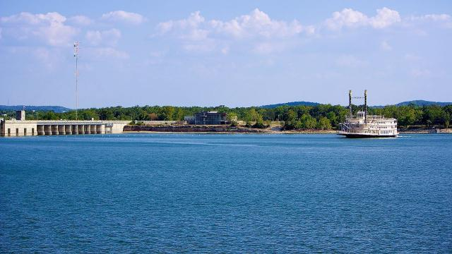 View of Branson Belle Table Rock Lake (Image source – Doug Wertman, Wikimedia Commons)