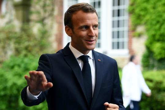 La cote de popularité d'Emmanuel Macron en hausse malgré l'affaire