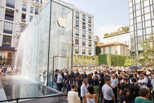 Una fontana alta otto metri che simula una cascata, si presenta così l'Apple Store di Milano