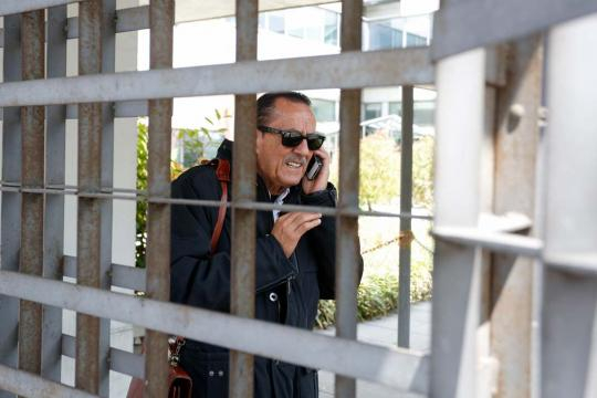 Julián Muñoz en la cárcel hablando con el móvil