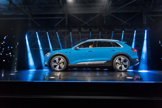 Audi e-tron - vista laterale con cerchi da 19