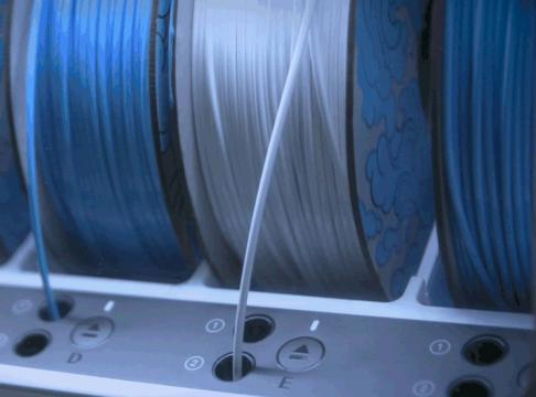 Filamento per stampanti 3D ricavato da bottiglie di plastica riciclate