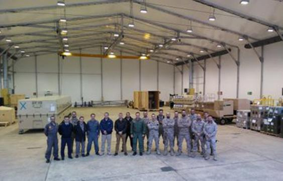 Equipo de la SEADA posa en el hangar tras descargar los Predator