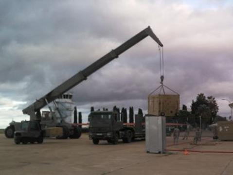 Los componentes son cargados en grúas para su transporte