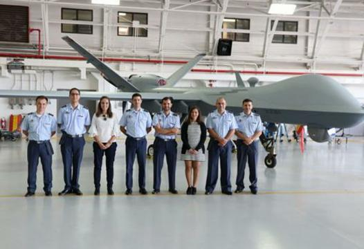 Tripulantes de Predator y sus asistentes en la base estadounidenese de formación