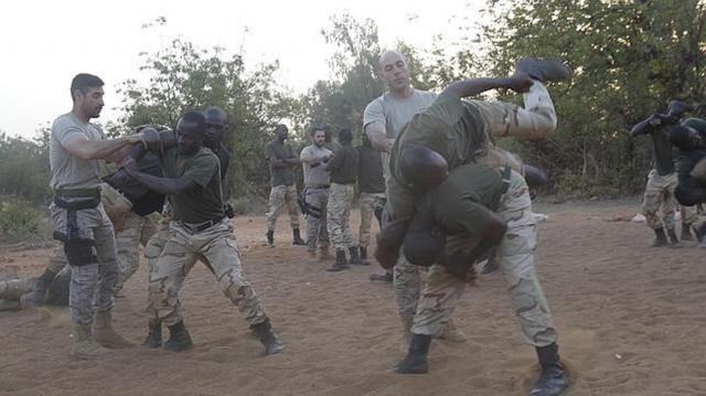Adiestramiento de los soldados malienses en técnicas de comabate cuerpo a cuerpo