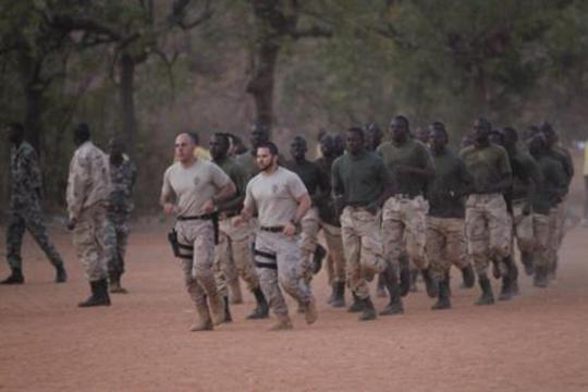 Las tropas y sus instructores a la carrera en un entrenamiento