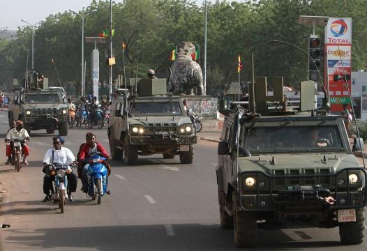 Patrulla española de vehiculos Lince por las calles de Bamako