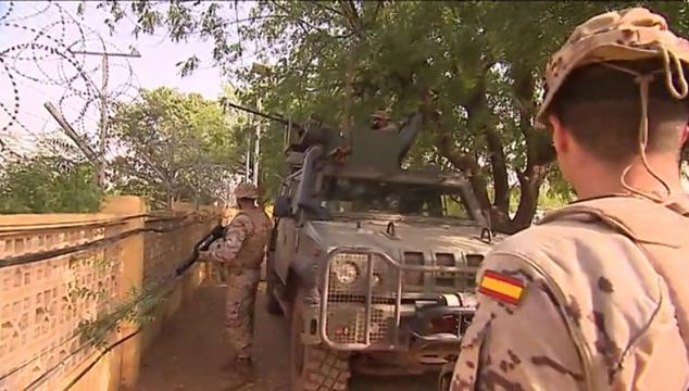 Tropas españolas patrullan el perímetro de la Base de Koulikoro