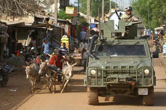 Tropas españolas patrullan por Bamako a bordo de vehículos Lince