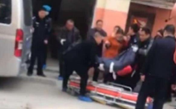 Il corpo della donna viene portato via dai soccorsi