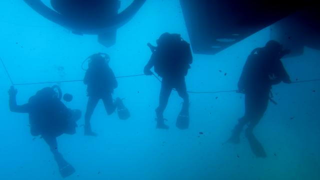 Revisón submarina del casco de un barco en busca de artefactos explosivos