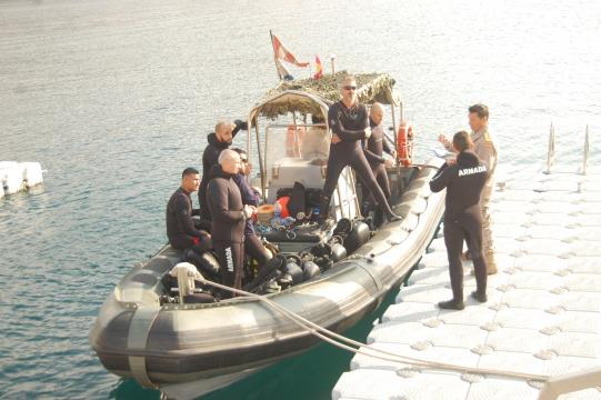 Se supervisan los últimos detalles antes de partir a una misión de desactivación