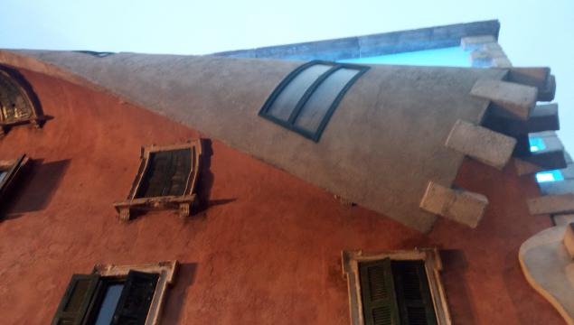 Iqos World dell' artista Alex Chinneck