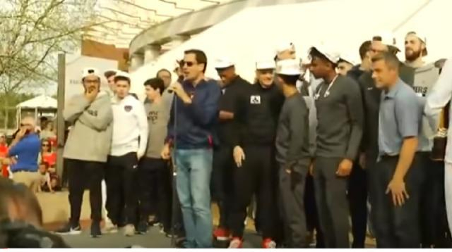 Virginia basketball team returns to Charlottesville. [Image source/WSLS 10 YouTube video]