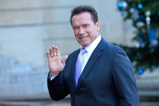 Arnold Schwarzenegger colpito alle spalle durante un evento.