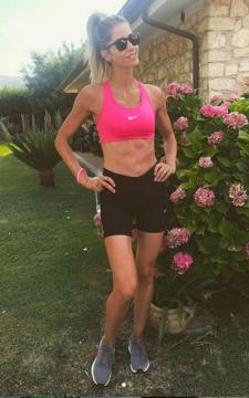 La foto postata da Elena Santarelli evidenzia lo stato di forma dell'attrice