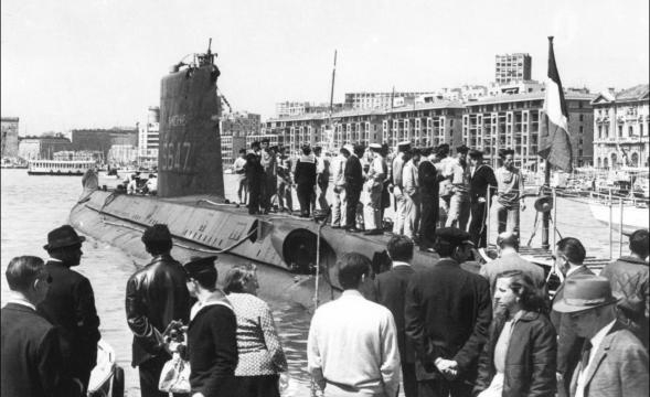 Imagen del submarino Minerve con tripulantes en un puerto francés, en la década de 1960