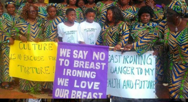 Proteste di donne africane contro la pratica dello stiramento del seno