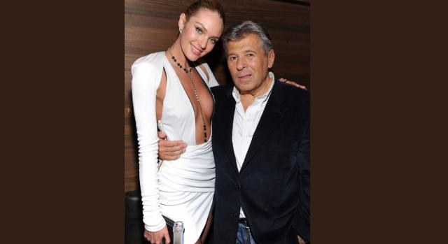 Ed Razek assieme alla modella Candice Swanepoel di Victoria's Secret