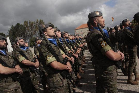 Formación de la BRILAT con su característica boina gris.