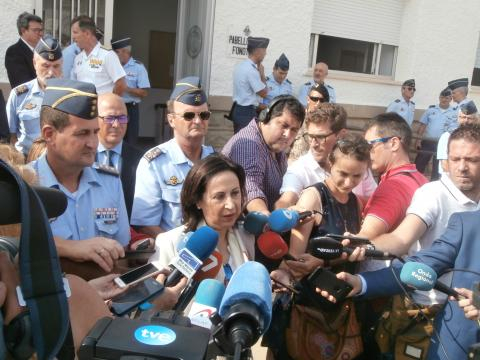 La ministra de defensa compadece ante los medios para explicar las novedades sobre el accidente de Marín y la recuperación del Turia