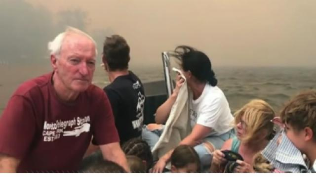 Thousands flee from Australian bushfire. [Image source/ABC News YouTube video]