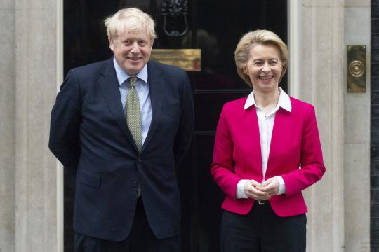 Boris Johnson, primer ministro de Reino Unido y Úrsula von der Leyen, presidenta de la Comisión Europea.